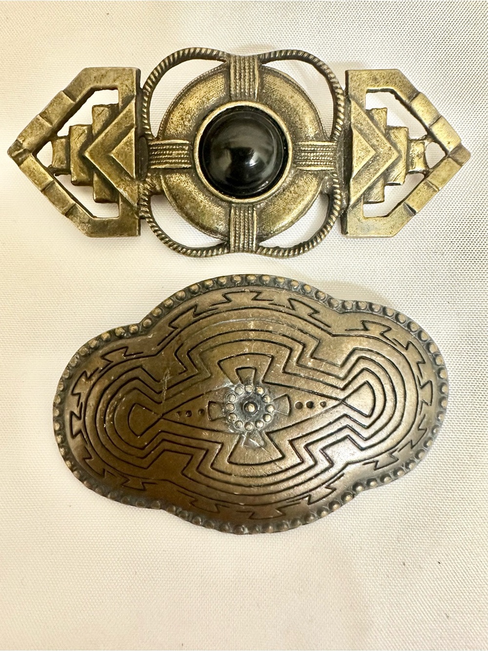 Antique-Style Women's Brooch Set in Gold Tone with Black Accent